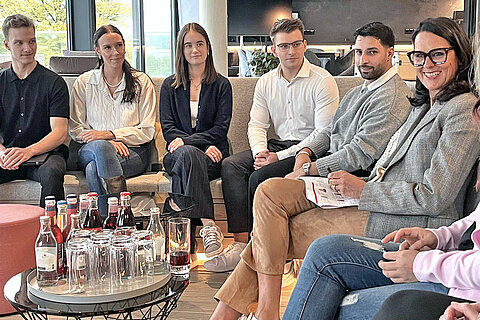 CEO Natalie Mekelburger and the new apprentices exchange ideas in a comfortable lounge atmosphere.