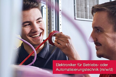 Zwei Azubis bei der Arbeit 