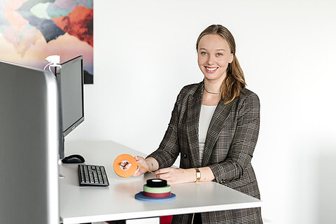 Deborah Weck im Büro der Coroplast Grouo.