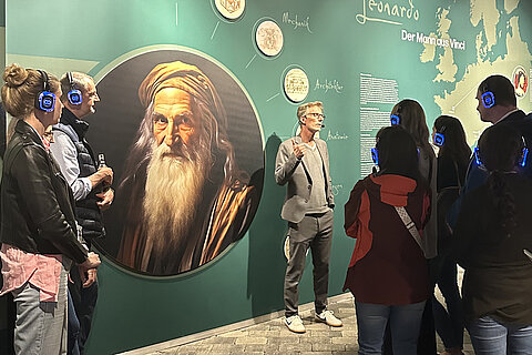 Teilnehmende der Kunstführungen der Coroplast Group im Visiodrom im Gaskessel Wuppertal