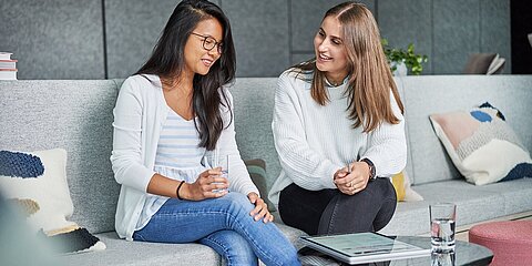 Studierende und HR-Ansprechpartnerin im Gespräch