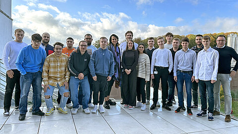 Gruppenbild mit den neuen Azubis, Natalie Mekelburger und Ausbilder Markus Langendorf 
