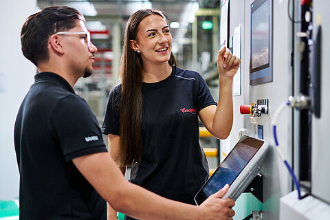 Zwei dual Studierende in der Produktion