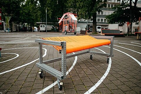 Aus Coroflex Ladeanschlussleitungen wurde eine orangefarbene Sitzgelegenheit errichtet, welche im öffentlichen Raum in Duisburg aufgestellt werden.