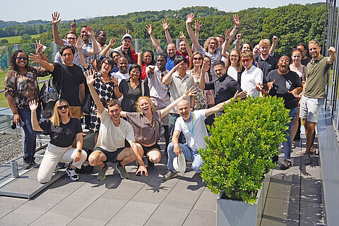 Group picture of the founders of start-ups in the field of circular economy on the terrace of the Coroplast Group.