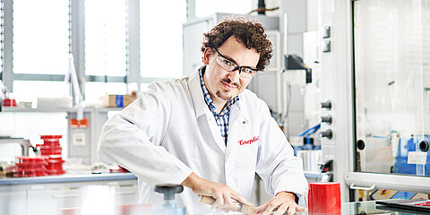 Mario Lünne bei der Arbeit im Entwicklungslabor