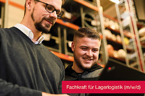 Azubi und Mitarbeiter bei der Arbeit