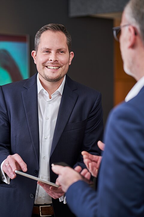 Bild von Mitarbeitern von Coroflex im Gespräch