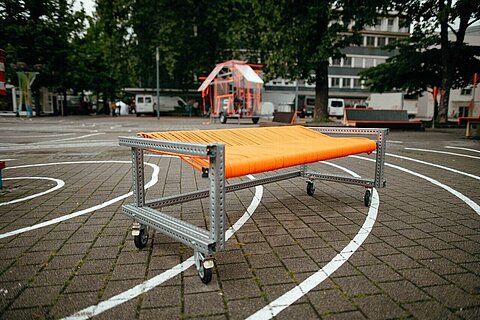 Bank mit Sitzfläche aus orangen Ladeanschlussleitungen von Coroplast