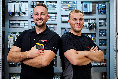 Arne tests whether the machine is still running.