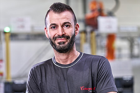 [Translate to Deutsch:] Portrait eines Produktionsmitarbeiters