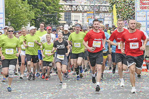 Läuferfeld mit drei Mitgliedern des Coroplast-Teams