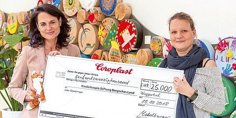 The handover of the cheque to the Burgholz Children’s and Youth Hospice by our CEO Natalie Mekelburger