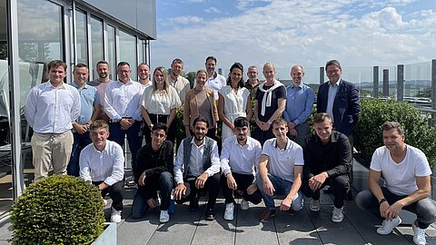 Alle teilnehmenden Azubis, die Jurymitglieder und Ausbilder beim Azubi-Pitch 2023