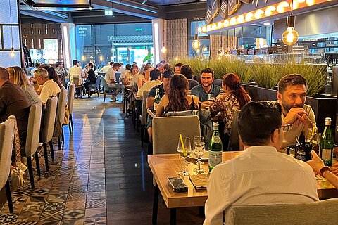 Foto von zahlreichen Mitarbeitende der Coroplast Group im Restaurant des Gaskessels