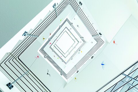 Im Treppenhaus des Tape Towers am Wuppertaler Standort wurden verschiedene Kunstwerke aufgehangen, um eine kreative Atmosphäre zu schaffen