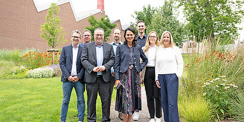 Environment Minister Oliver Krischer with the Coroplast Group team