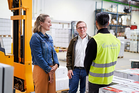 Three employees of the Coroplast Group on the shop floor