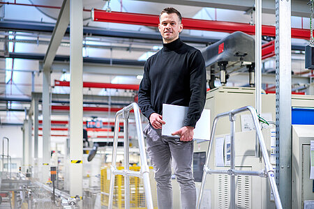 Mitarbeiter in Produktionsumfeld