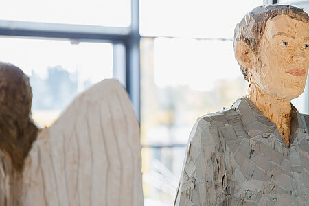 Teil der Skulpturengruppe „Der Engel und sein Begleiter“ von Stephan Balkenhol