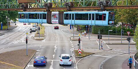 Die Schwebebahn in Wuppertal mit Coroplast Logo