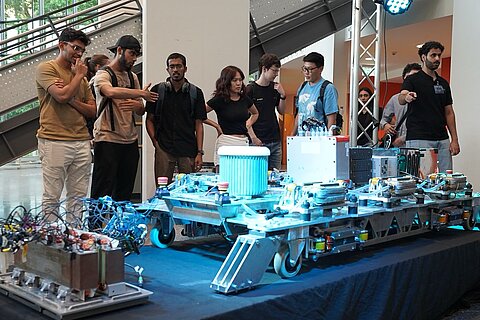 Neuer Prototyp der Passagierkapsel für den HYPERLOOP umringt von Teammitgliedern