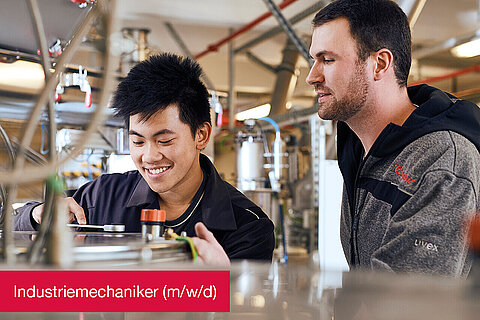 Azubi und Ausbilder bei der Arbeit