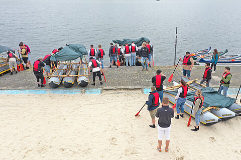 The rafts of the apprentice teams are launched into the water
