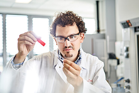 Foto eines Labormitarbeiters bei der Coroplast Group