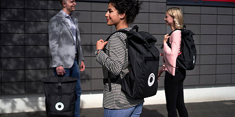 Foto von Mitarbeitenden der Coroplast Group mit einem Upcycling Rucksack