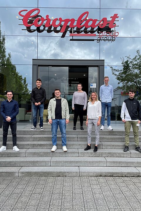 Our apprentices 2021 in front of the main entrance in Wuppertal