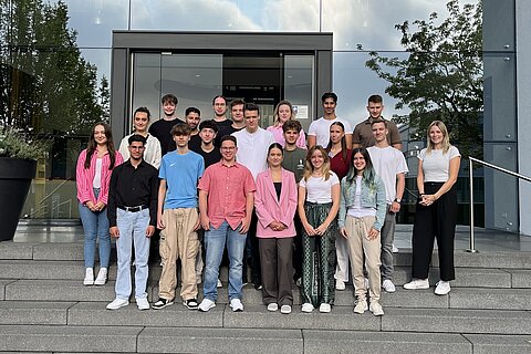Gruppenfoto der Coroplast Group Auszubildenden