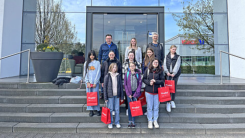 The eight participants of Girls'Day 2023 in front of the main entrance of the Coroplast Group in Wuppertal
