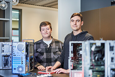 Ausbilder und Azubi in Werkstattumfeld