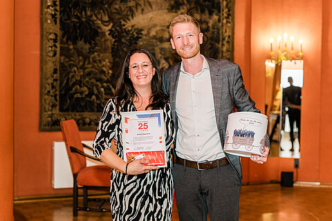 Eine Jubilarin und ihr Laudator bei der Jubilarfeier.