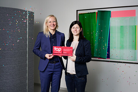 Bettina Haufe und Irini Rodoviti mit dem Top Employer Siegel 