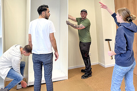 Das Azubi-Team der Coroplast Group baut einen Schrank für die Wuppertaler Kinder-Tafel auf