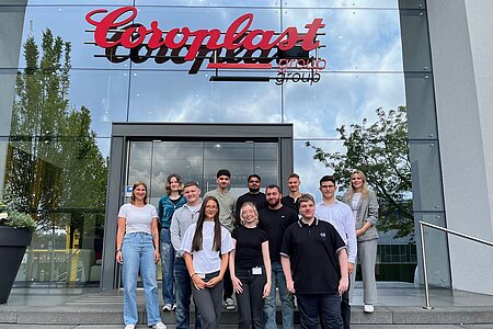 Gruppenfoto der neuen Auszubildenden uns der Ausbilder 