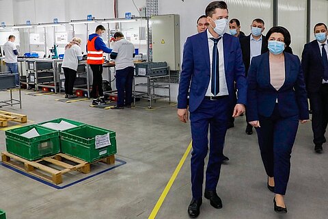 Rundgang der Ministerpräsidentin durch das WeWire Werk 