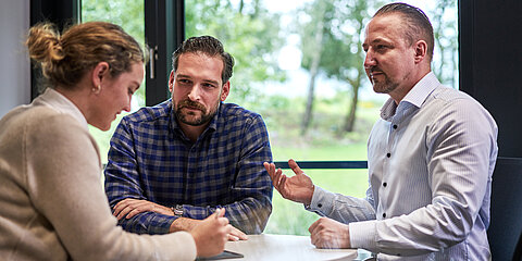 Mitarbeitende in einem Meeting
