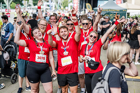 [Translate to Deutsch:] Feiernde Coroplast Teilnehmende am Schwebebahnlauf