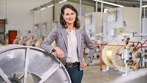 Foto von Natalie Mekelburger in einer Produktionshalle der Coroplast Group